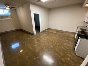 175 S McHenry Ave, Unit 1 Bed - 1 Bath in Crystal Lake, IL - Foto de edificio - Building Photo