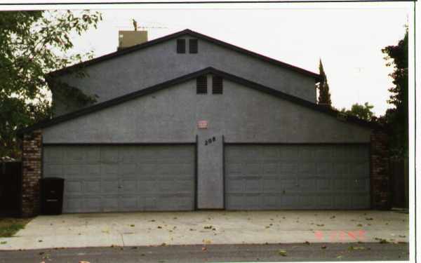 208-210 E St in Waterford, CA - Building Photo