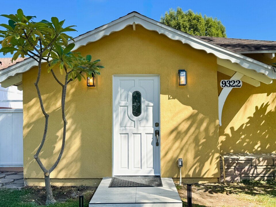 9320 Valjean Ave in North Hills, CA - Foto de edificio