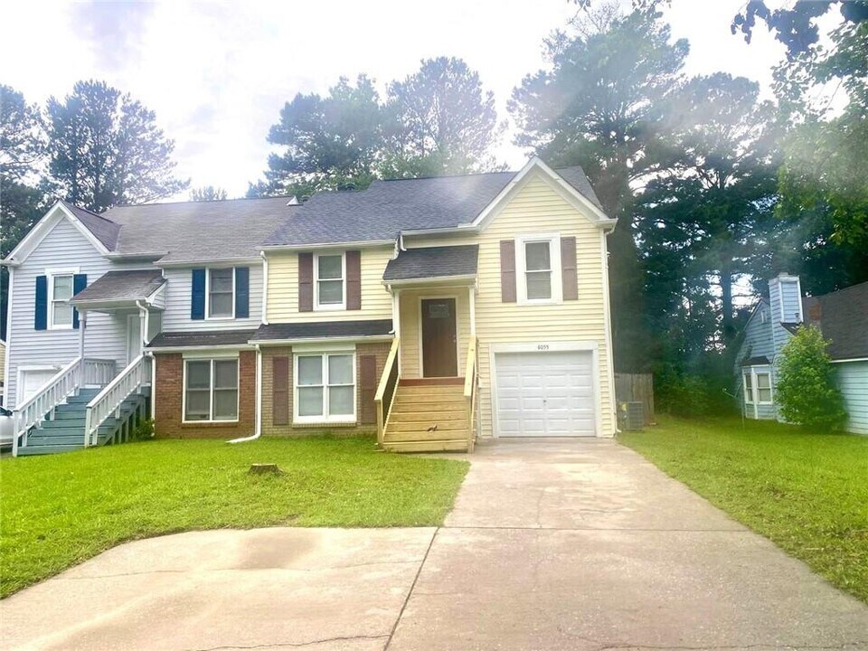 8055 S Bay Ct in Riverdale, GA - Building Photo