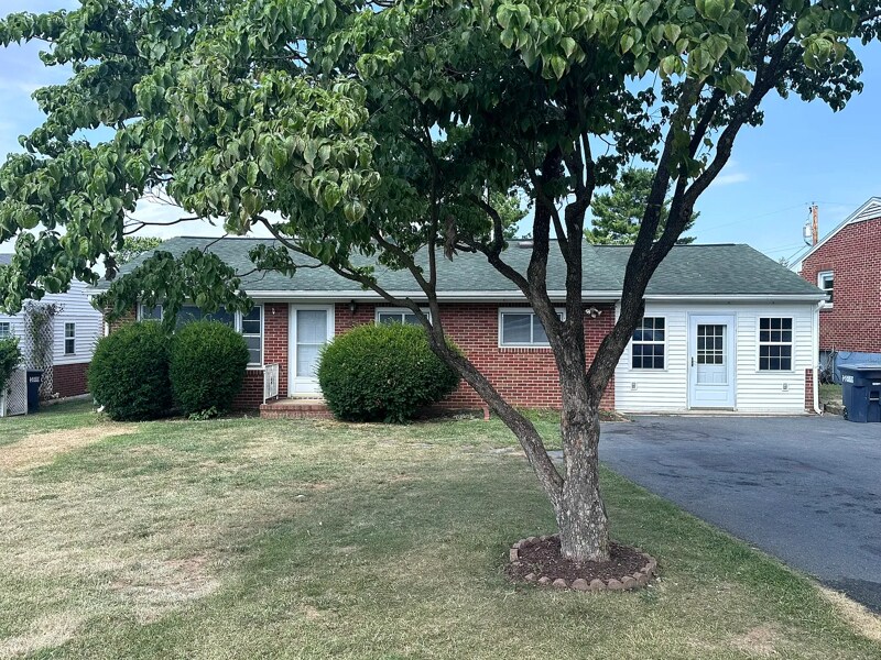 909 Country Club Rd in Harrisonburg, VA - Building Photo