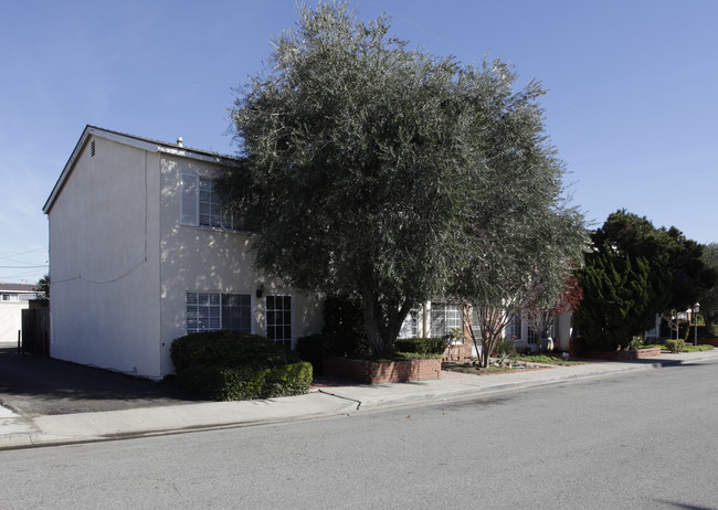 126-140 Melody Ln in Costa Mesa, CA - Foto de edificio - Building Photo