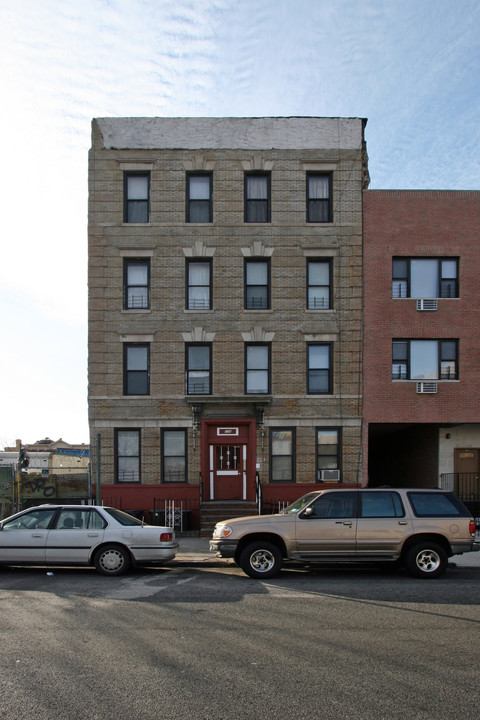 236 Pulaski St in Brooklyn, NY - Building Photo