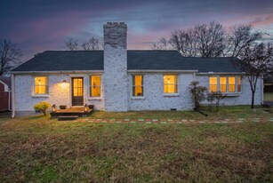2314 Deerwood Rd in Nashville, TN - Building Photo