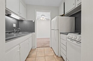 44 Olcott Dr in Manchester, CT - Building Photo