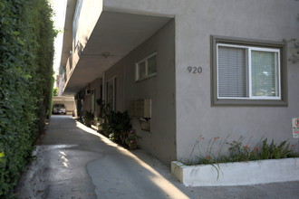 920 N Sweetzer Ave in West Hollywood, CA - Building Photo - Building Photo