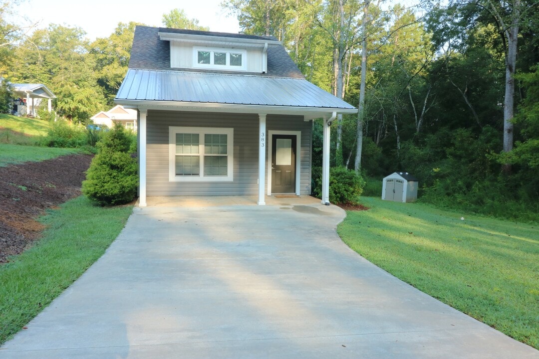 383 E Woodland Dr in Walhalla, SC - Building Photo