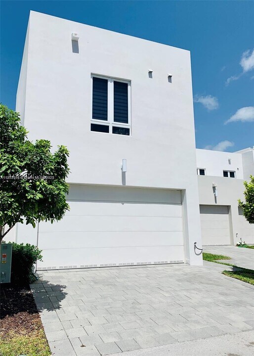 6417 NW 105th Ct in Doral, FL - Building Photo