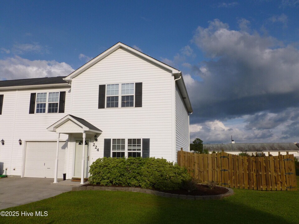 224 Smallwood Rd in Hubert, NC - Building Photo