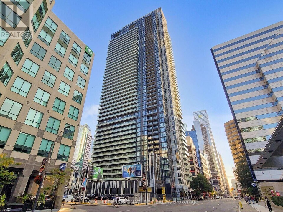 300 Front St W in Toronto, ON - Building Photo