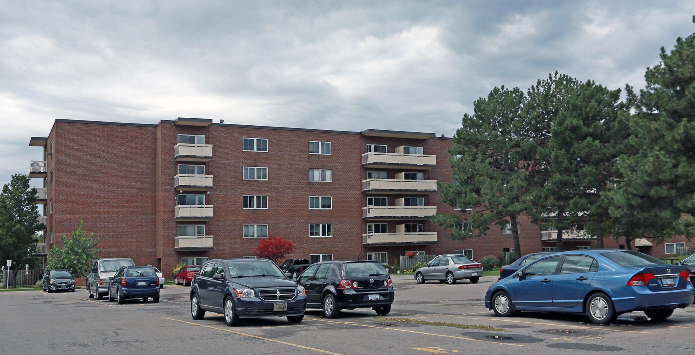 Scottview Gardens in St Catharines, ON - Building Photo