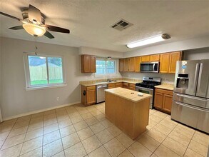 15734 Castorglen Dr in Webster, TX - Building Photo - Building Photo