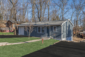 123 Jefferson Trl in Hopatcong, NJ - Building Photo - Building Photo