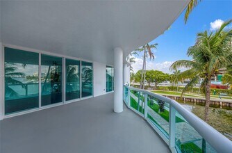 7914 Harbor Island Dr in North Bay Village, FL - Building Photo - Building Photo