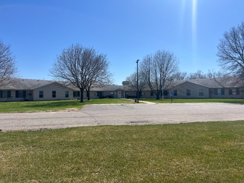 745 Streeter Dr in North Sioux City, SD - Building Photo