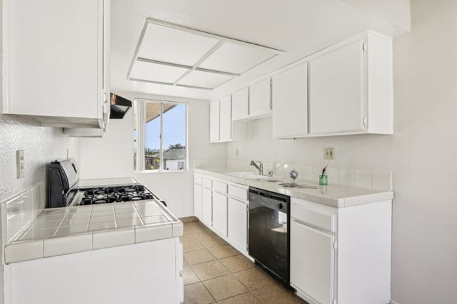 700 E Cedar Ave in Burbank, CA - Building Photo - Building Photo