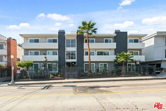 2447 Beachwood Dr in Los Angeles, CA - Building Photo - Building Photo