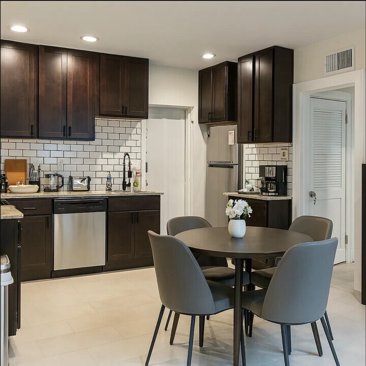 7012 Forsyth Blvd, Unit 2W in St. Louis, MO - Building Photo