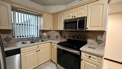 12268 Sag Harbor Ct-Unit -3 in Wellington, FL - Building Photo - Building Photo