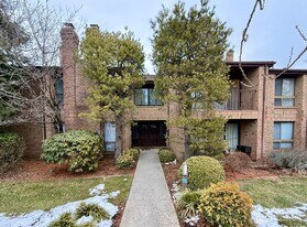 256 Willowbrook Dr in North Brunswick, NJ - Building Photo