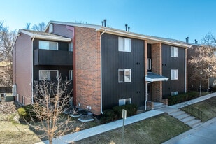 Raven Oaks Apartments in Dubuque, IA - Building Photo
