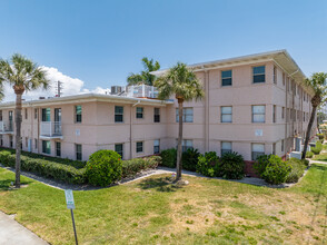 The Friendly Native Condominiums in St Pete Beach, FL - Foto de edificio - Building Photo