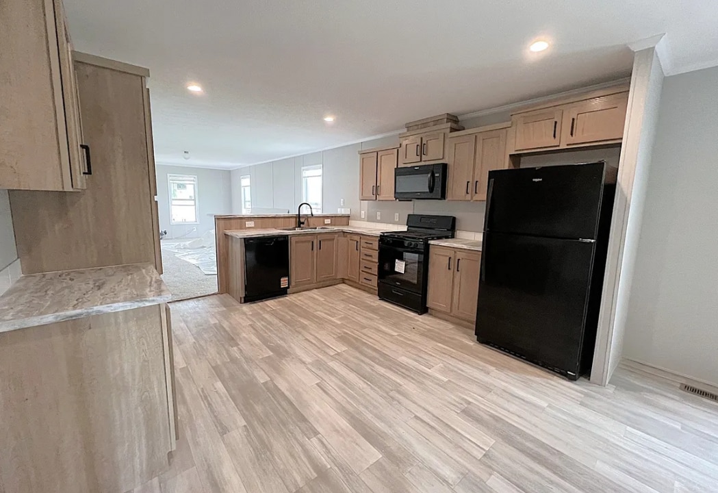 6588 N Hampshire Dr in Holly, MI - Foto de edificio