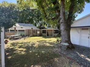 221 NE A St in Grants Pass, OR - Building Photo - Building Photo