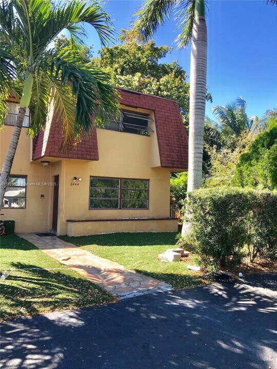 2444 SW 58th Manor in Fort Lauderdale, FL - Building Photo