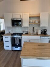 245 Country Hills Ln, Unit Remodeled Bright Cottage in Arroyo Grande, CA - Building Photo - Building Photo