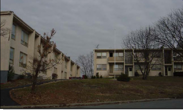 Hyde Park Terrace in Hyde Park, NY - Foto de edificio - Building Photo