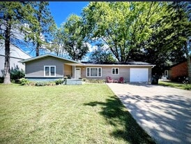 806 S Walnut St in Mahomet, IL - Building Photo