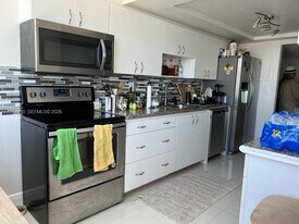 18061 Biscayne Blvd in Aventura, FL - Building Photo