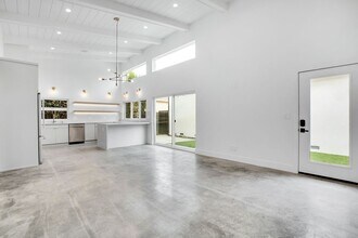 2721 Burkshire Ave in Los Angeles, CA - Foto de edificio - Building Photo