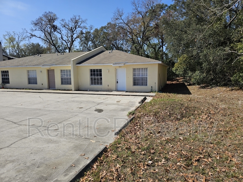 7865 Pinehurst Dr in Spring Hill, FL - Building Photo