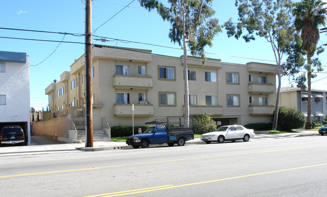 6908-6914 Hazeltine Ave in Van Nuys, CA - Building Photo - Building Photo