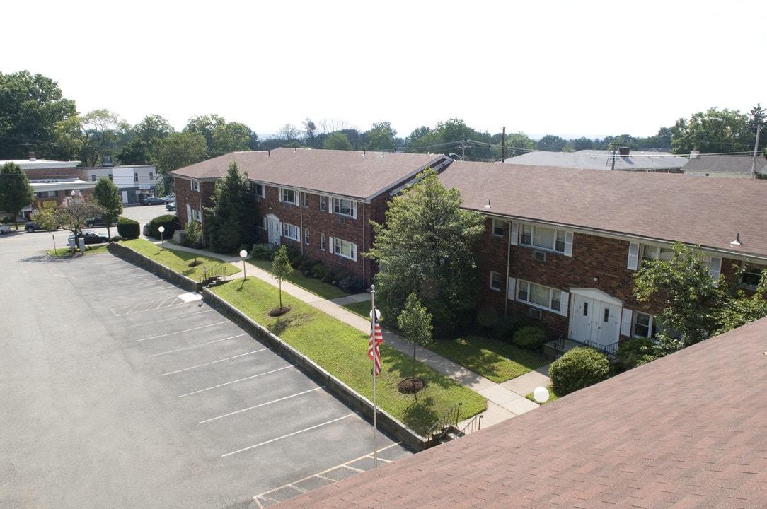 Beverwyck Gardens in Lake Hiawatha, NJ - Foto de edificio