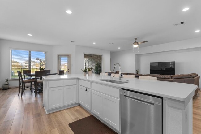 property at 28410 Hannahs Harbor Ln