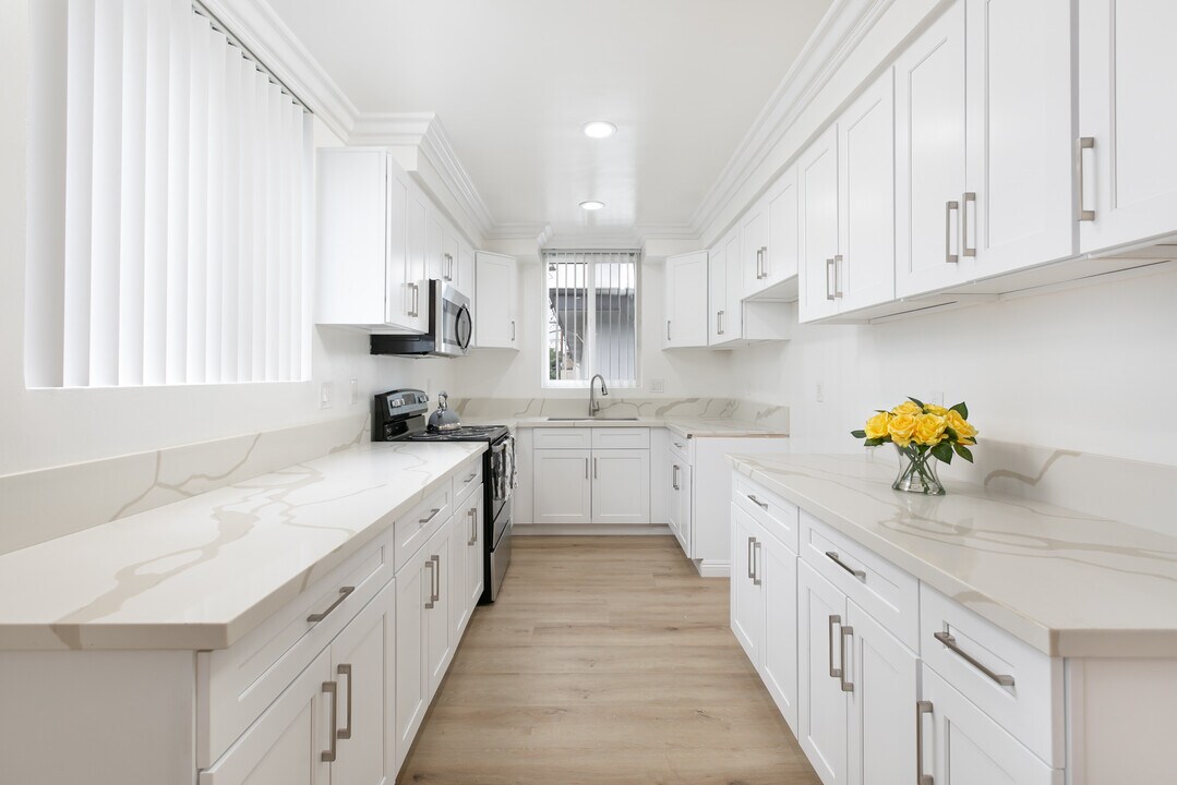 Fulton Townhomes in Van Nuys, CA - Building Photo