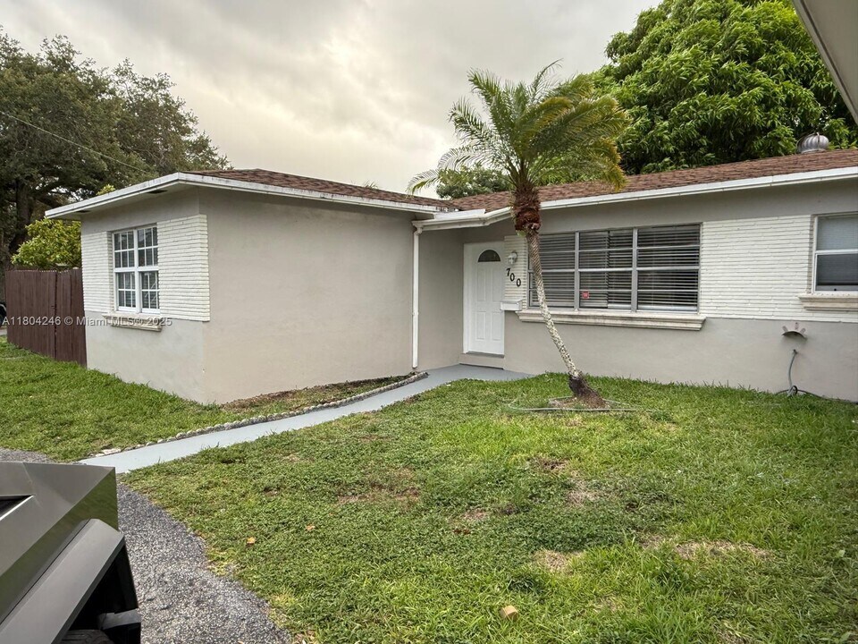 700 SW 5th Ct in Hallandale Beach, FL - Building Photo