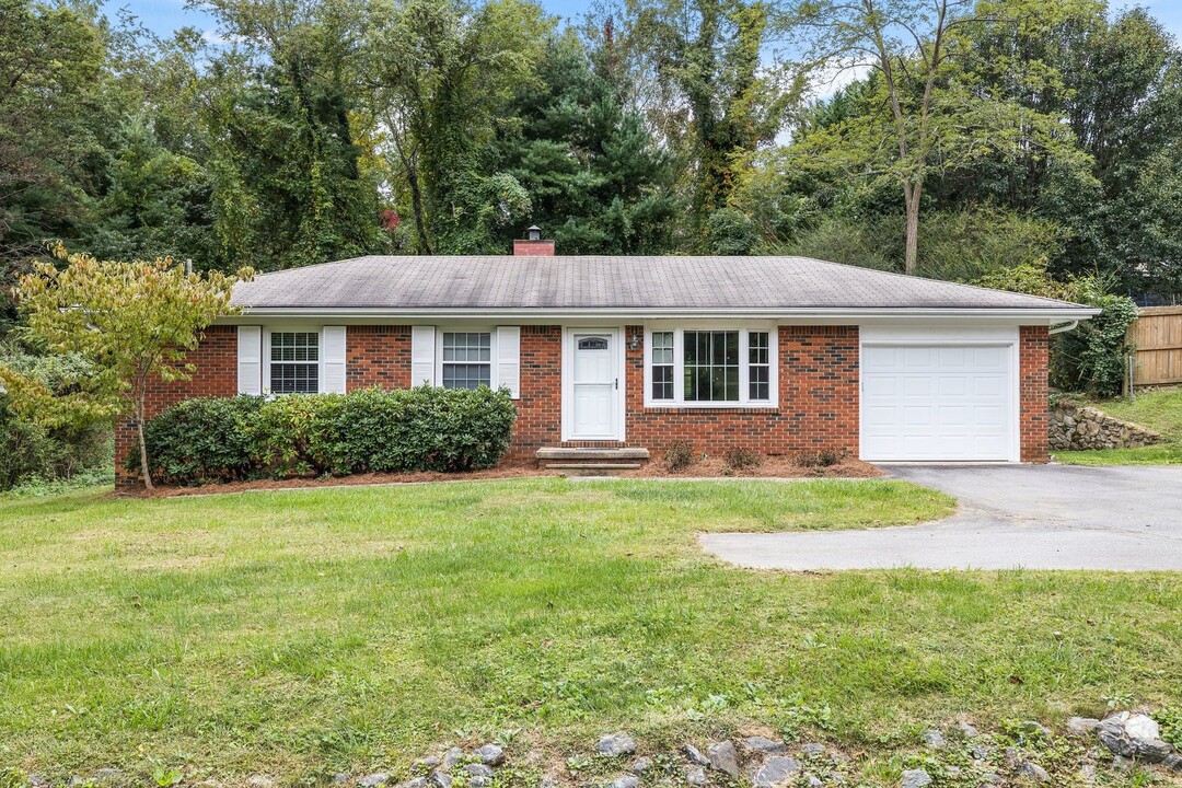 23 Maple Dr in Asheville, NC - Building Photo