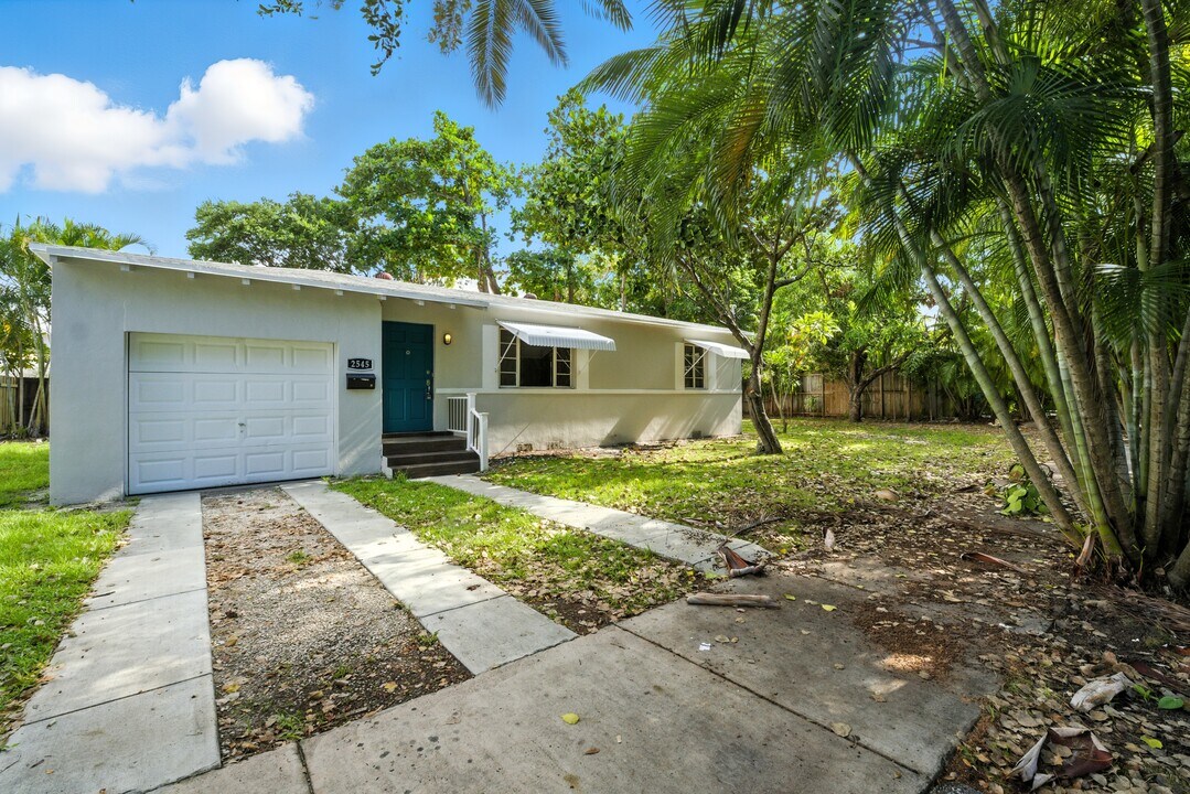2545 Tequesta Ln in Miami, FL - Building Photo
