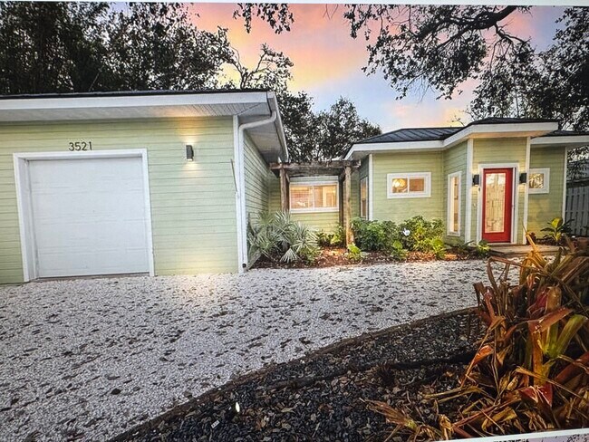 3521 Almeria Ave in Sarasota, FL - Foto de edificio - Building Photo
