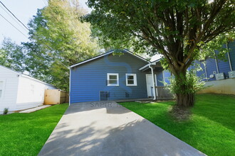 1056 Grant Way SE in Atlanta, GA - Foto de edificio - Building Photo