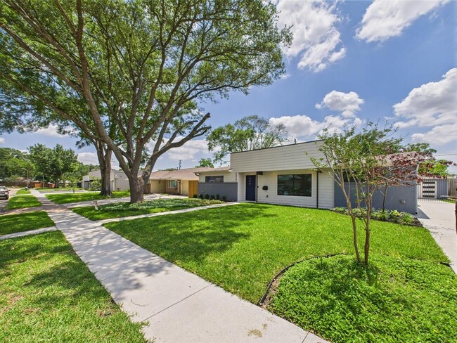 property at 5627 Cerritos Dr