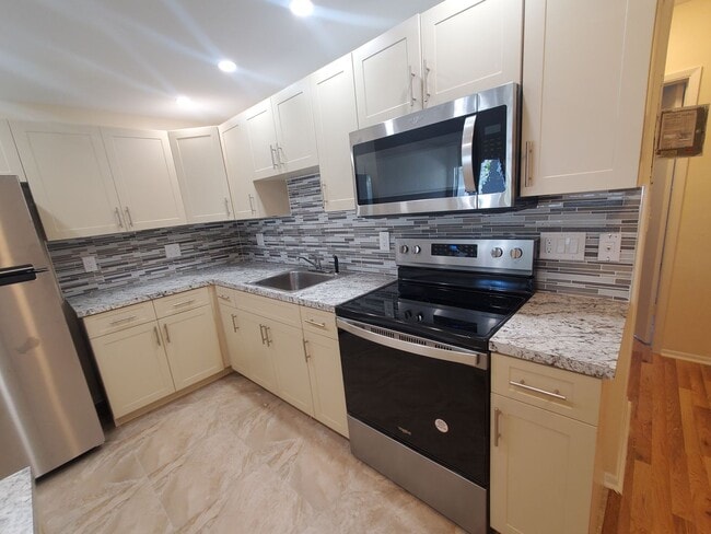 5203 NE 24th Terrace in Fort Lauderdale, FL - Building Photo - Building Photo