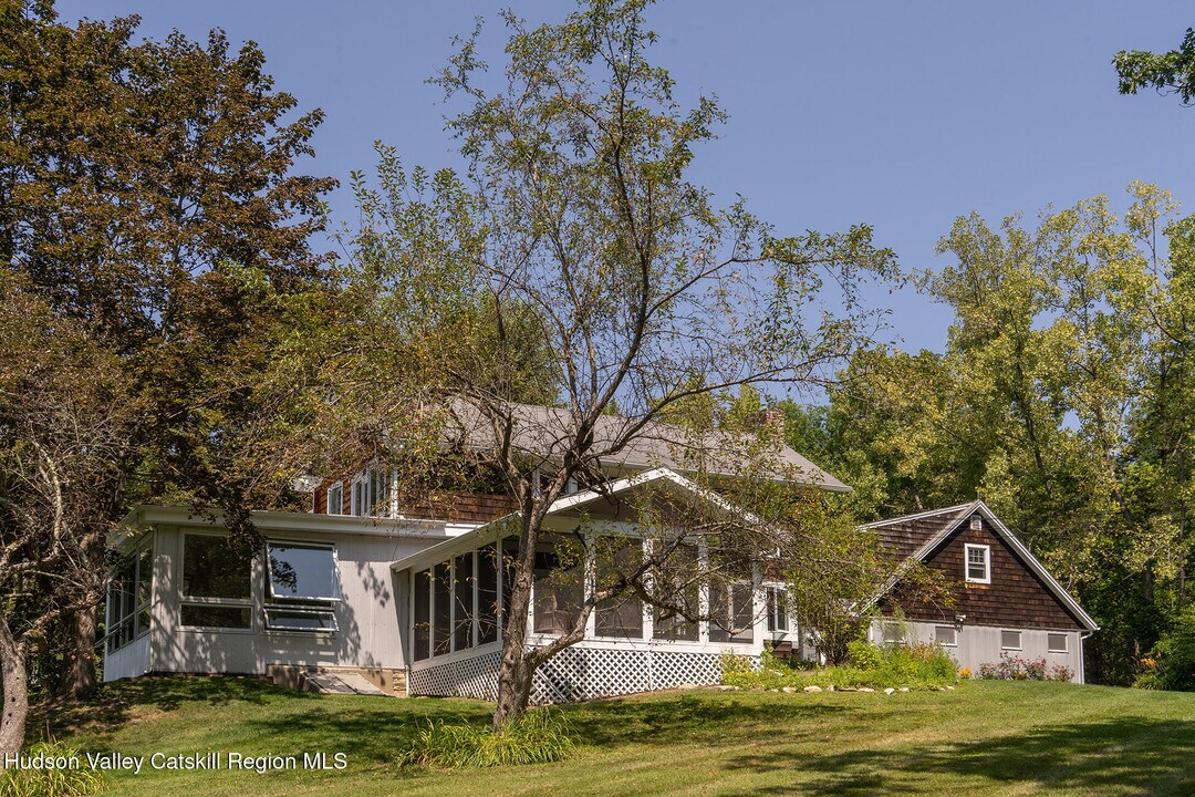 101 Overlook Dr in Hillsdale, NY - Building Photo