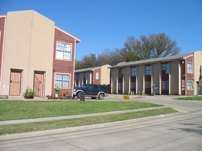 Landmark Townhomes in Dallas, TX - Building Photo - Building Photo