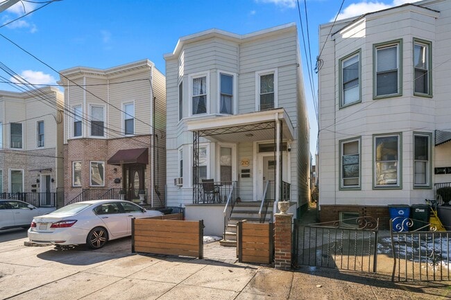 215 Dodd St in Weehawken, NJ - Building Photo - Building Photo