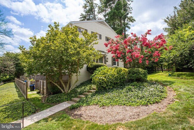 5370 Pooks Hill Rd in Bethesda, MD - Building Photo - Building Photo